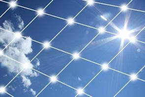 Celle solari che riflettono il sole e il cielo